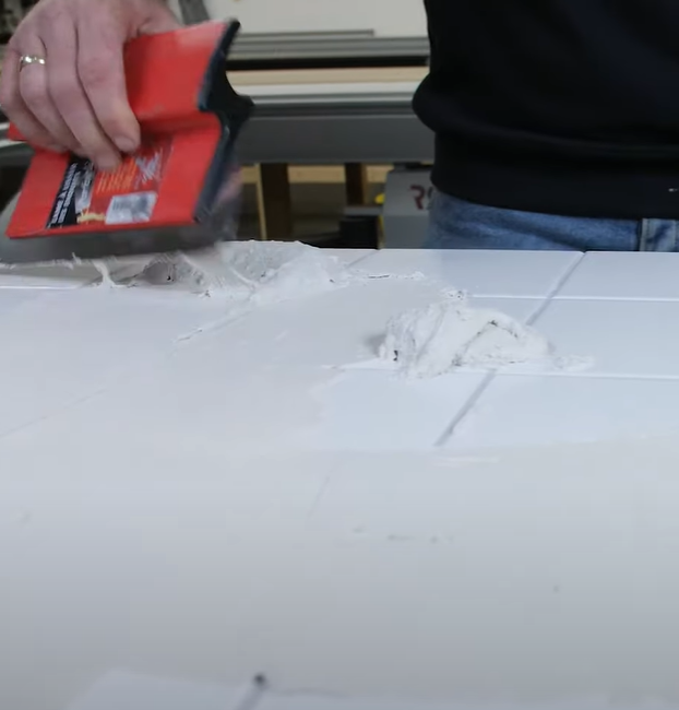 Beton cire op de korrel smeren